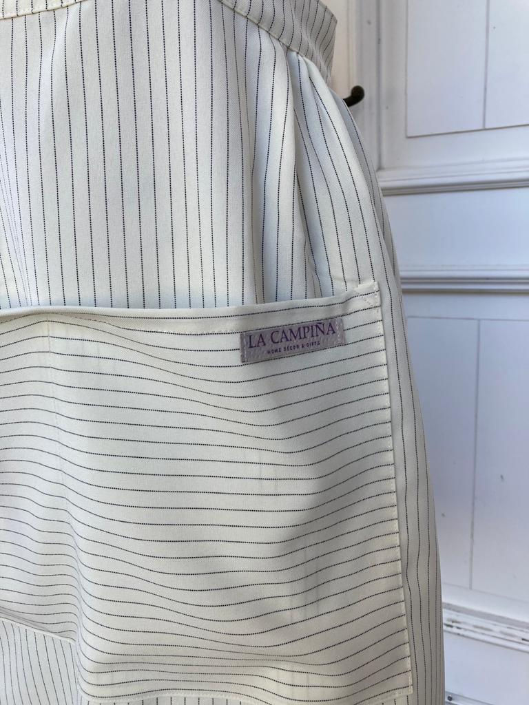 Miniatura: Delantal crema romántico simple