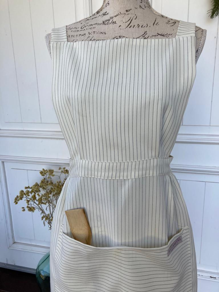 Miniatura: Delantal crema romántico simple