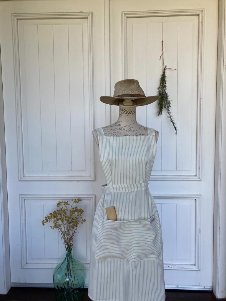 Miniatura: Delantal crema romántico simple