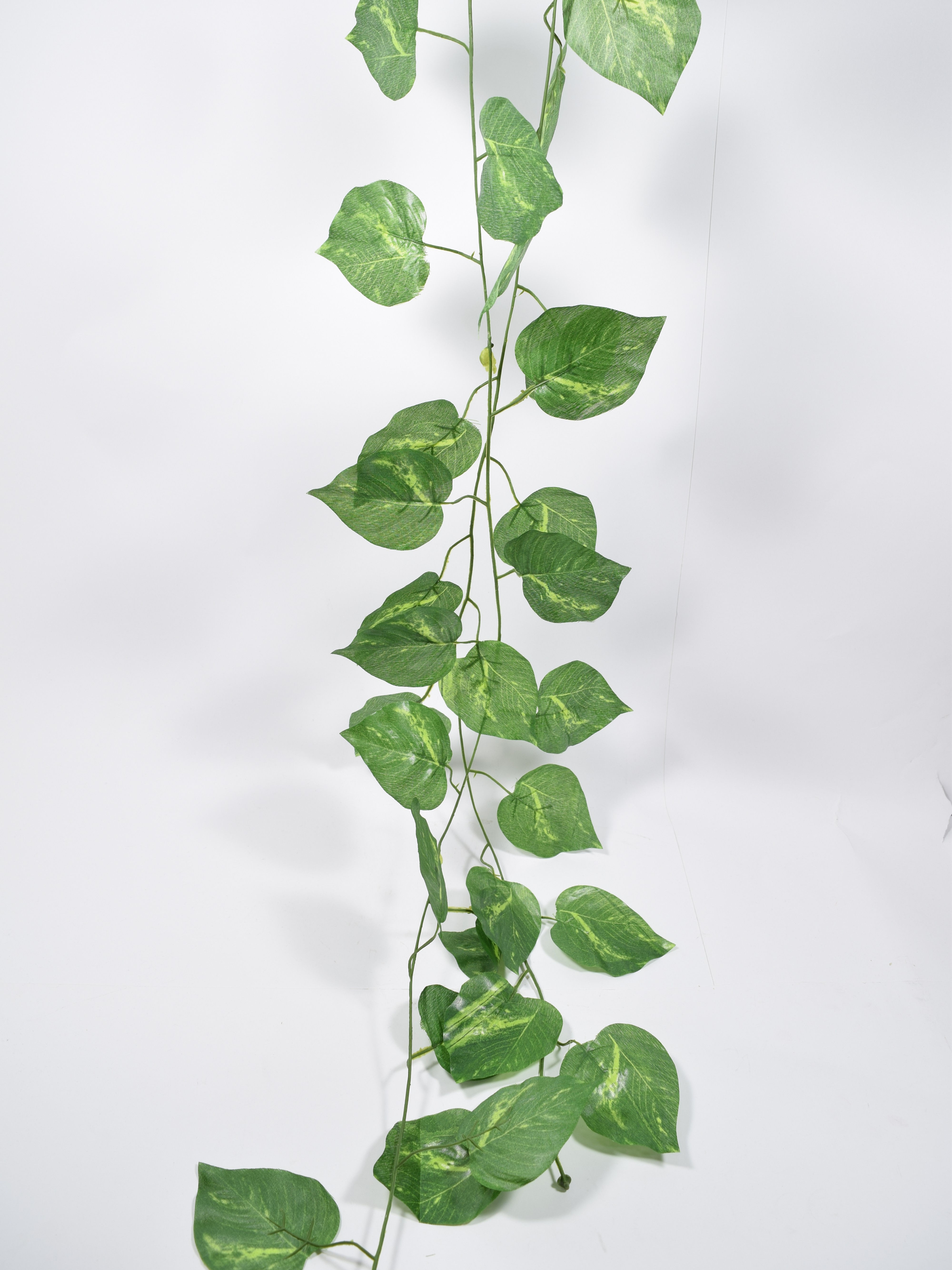 Γιρλάντα με τεχνητό Πόθο. Ιδανική για να διακοσμήσετε αυλές, πέργκολες ή για να καλύψετε σωληνώσεις.