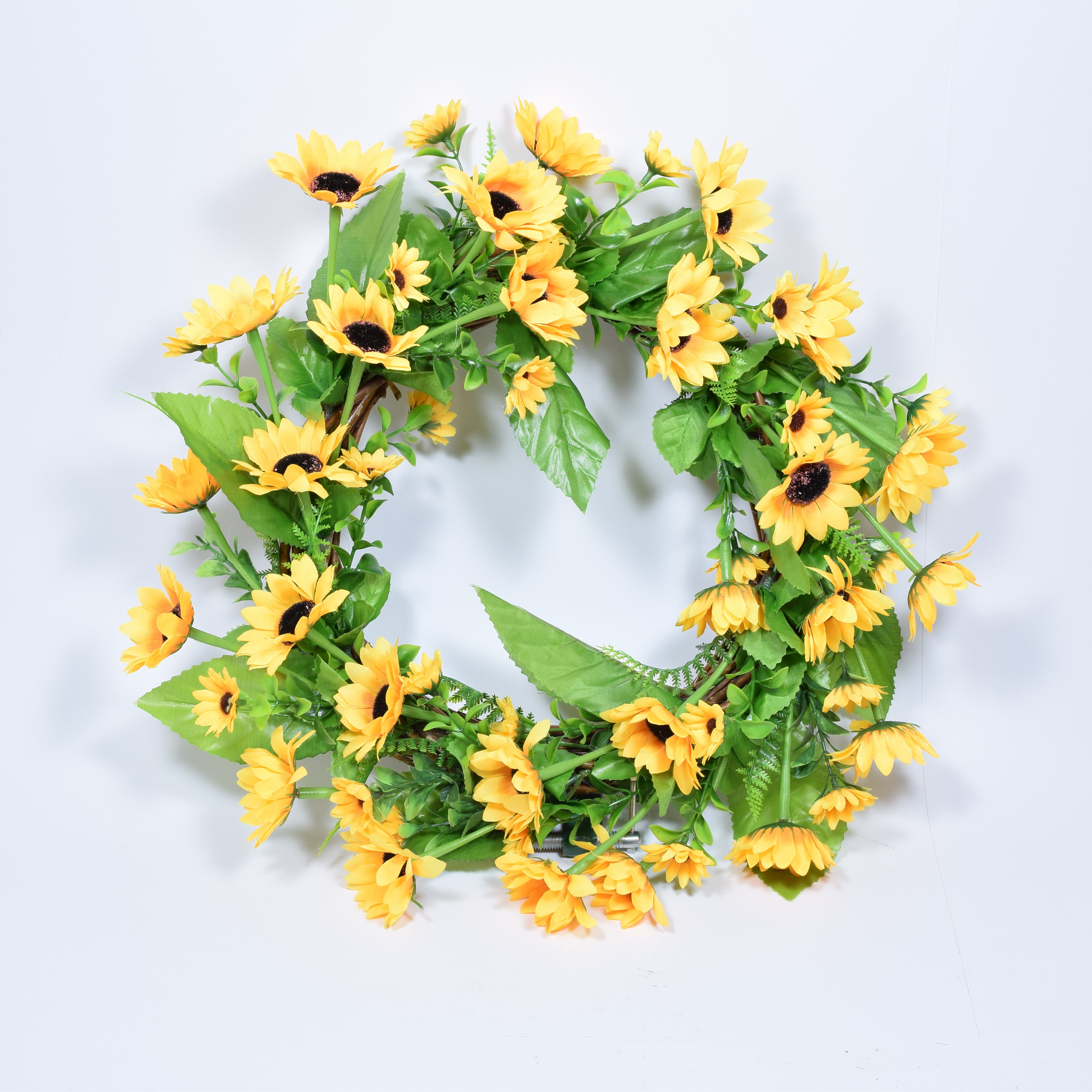 Χειροποίητο στεφάνι με τεχνητά λουλούδια, ηλίανθους, σε ξύλινη, πλεκτή βάση.