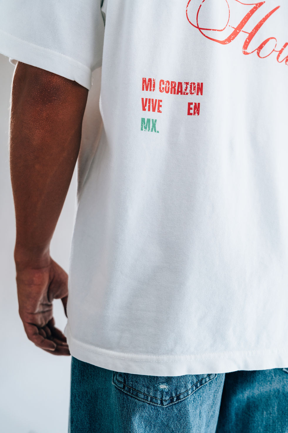 Thumbnail: "Hecho En Hou." Tee