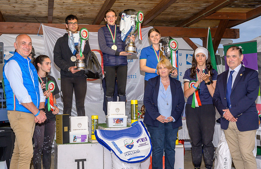 Il podio degli U21 con Alessandro Salari, Andrea White e Christian Lozano a premiare