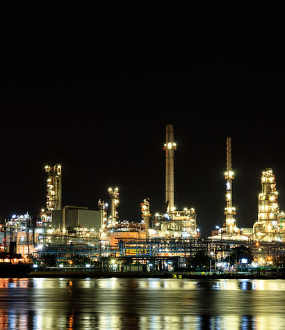 refineria-petroleo-noche-reflejo (2).jpg