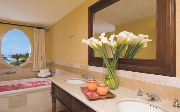 Preferred Club Honeymoon Suite Ocean Front_Bath