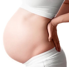 une femme enceinte qui presente des douleurs dans le bas du dos au niveau lombaire ce qui est un motif de consultation en ostéopathie 