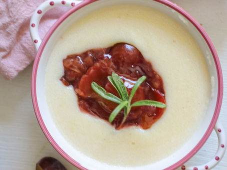 Schälchen mit cremiger Griespudding garniert mit warmen Zwetschgenröster im Landhausstil 