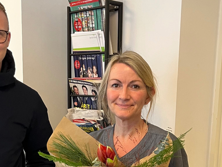 Jesper Kock uddeler månedens buket til Jenni Sørensen for hendes store indsats for kommunens ældre borgere. Mølleparkens Plejehjem. Kommunalvalget Sønderborg Kommune 2025.