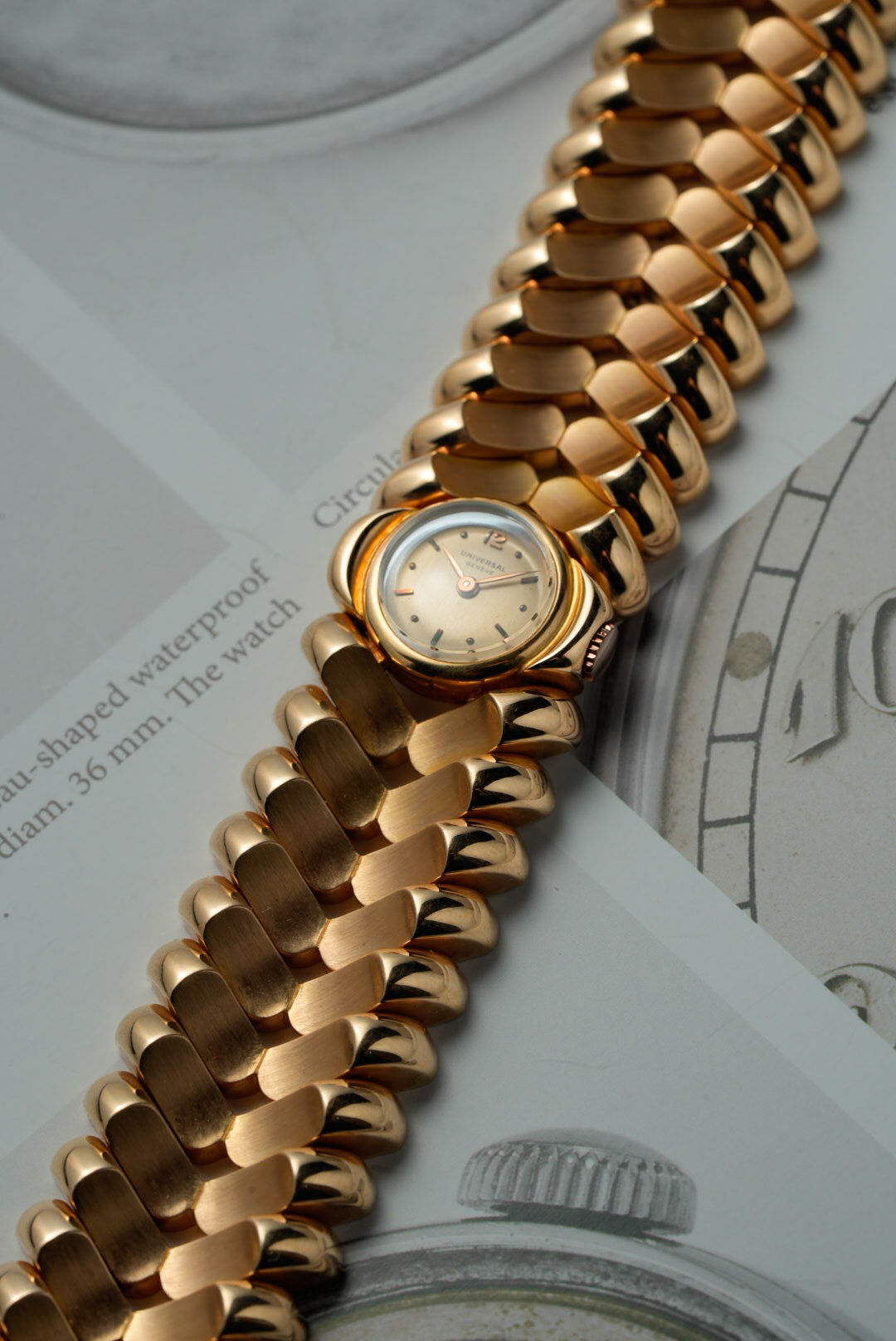 Universal Genève rosegold chevron links