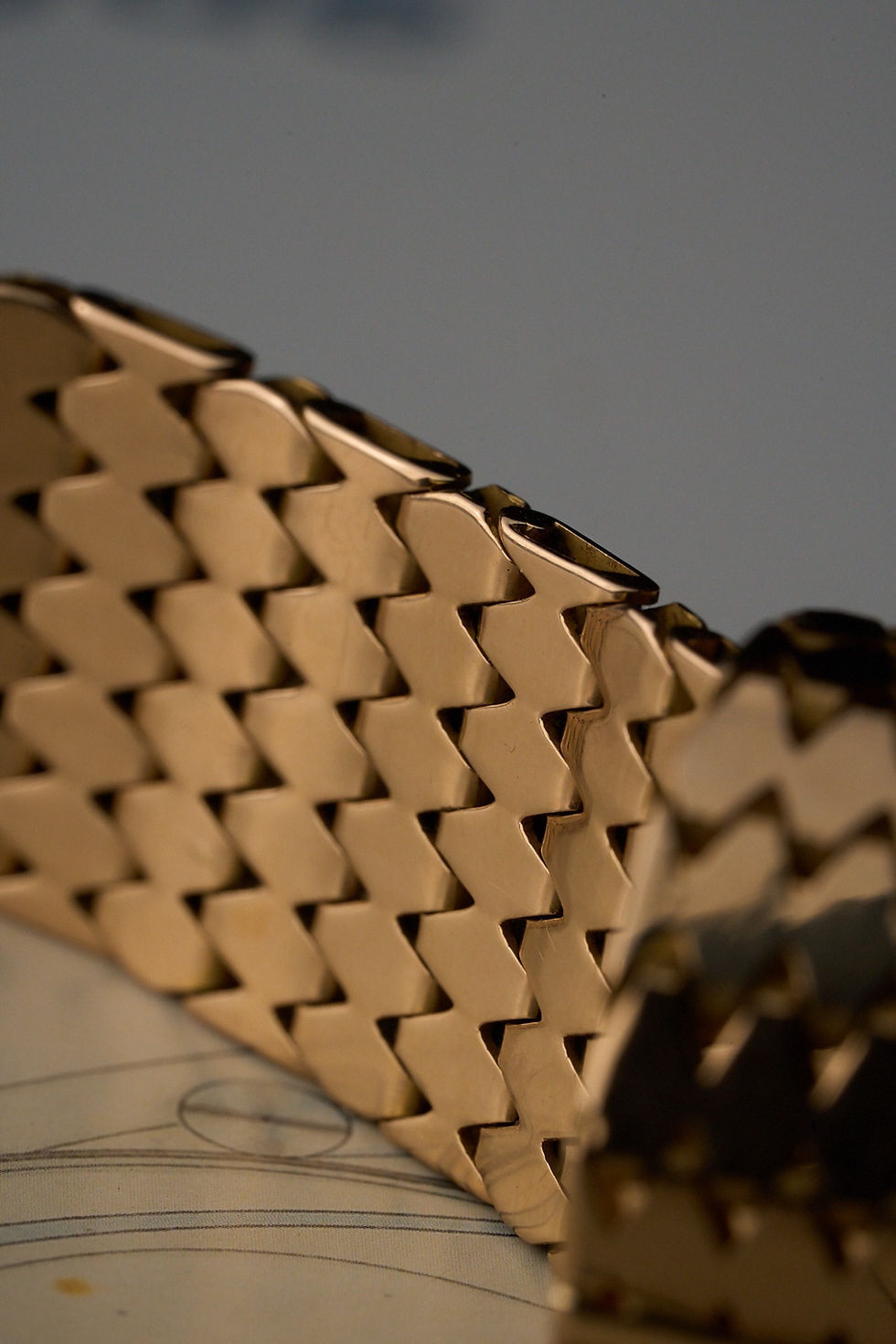 Thumbnail: Vintage chevron-link bracelet in 18k gold