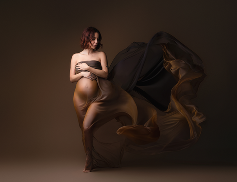Portrait de grossesse aux tons doux réalisé par Valérie Aguila