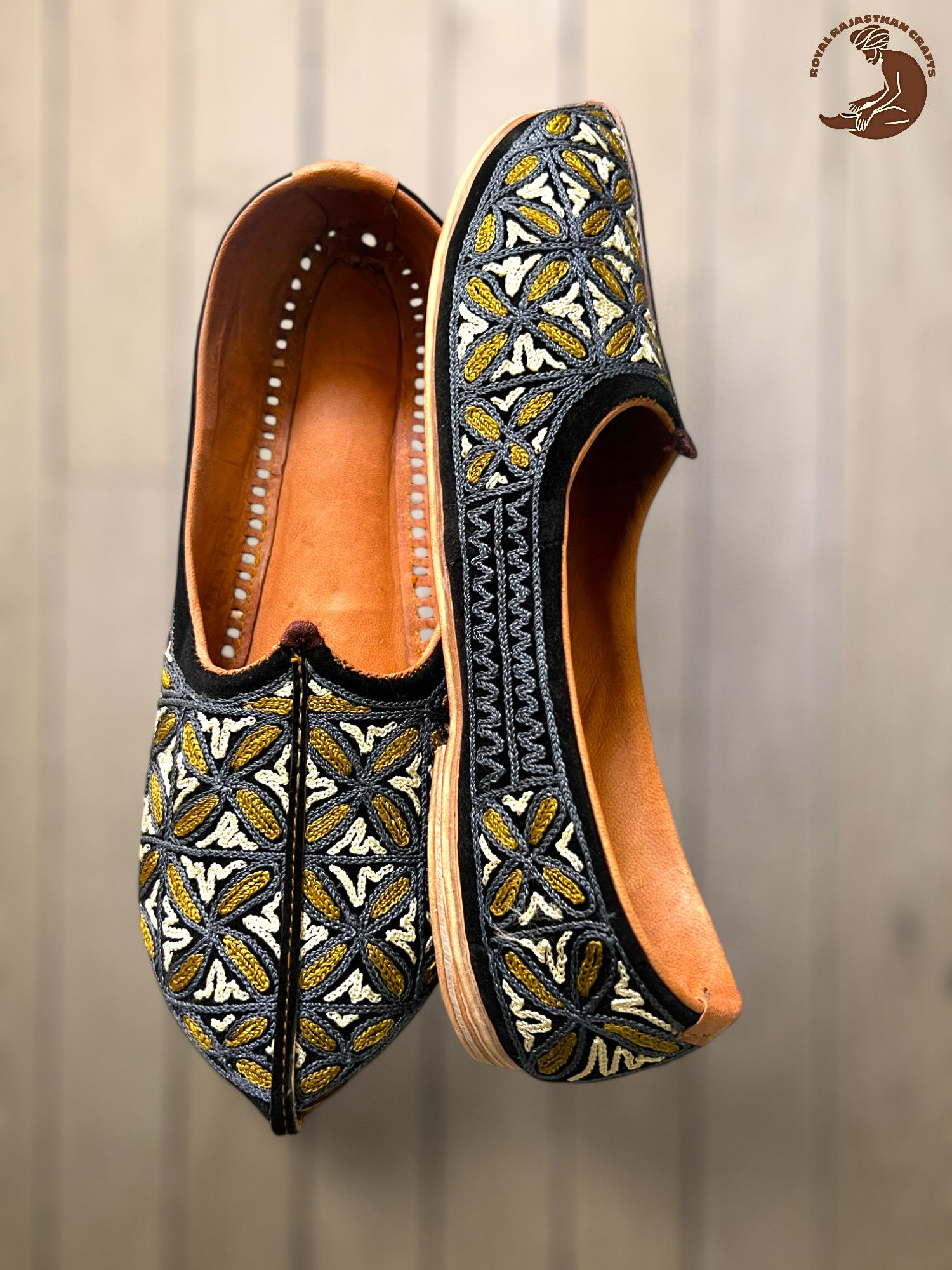 Traditional Rajasthani Mojari with Floral Embroidery Jutti