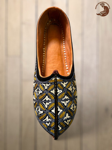 Traditional Rajasthani Mojari with Floral Embroidery Jutti