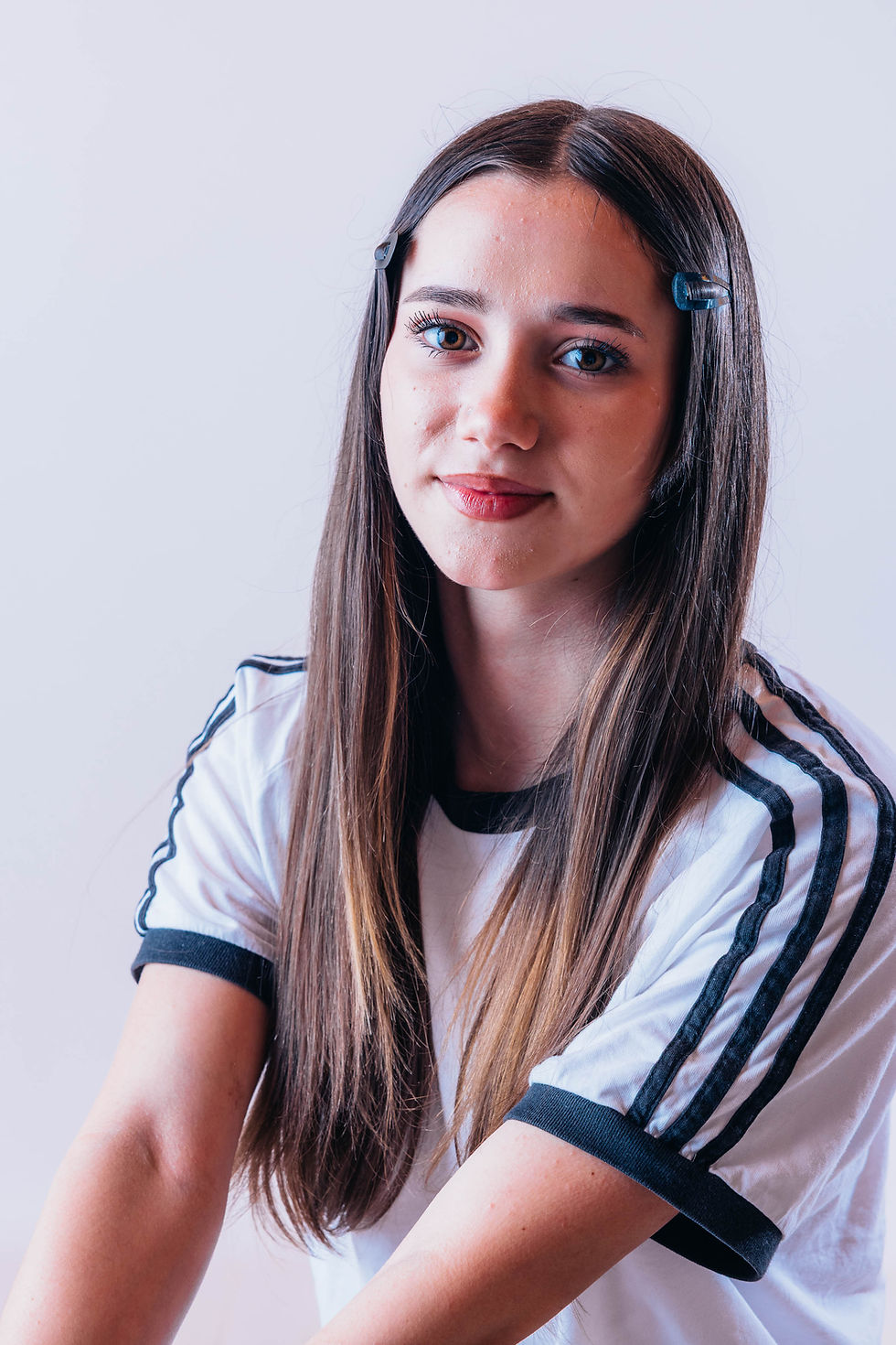 Junge Frau für moderne Schulfotografie.