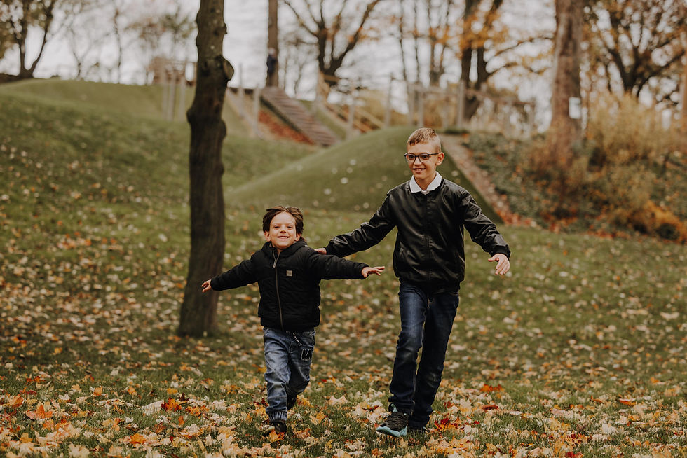 Zwei Jungen laufen im Park mit offenen Armen, Herbstblätter. KidoPic.de