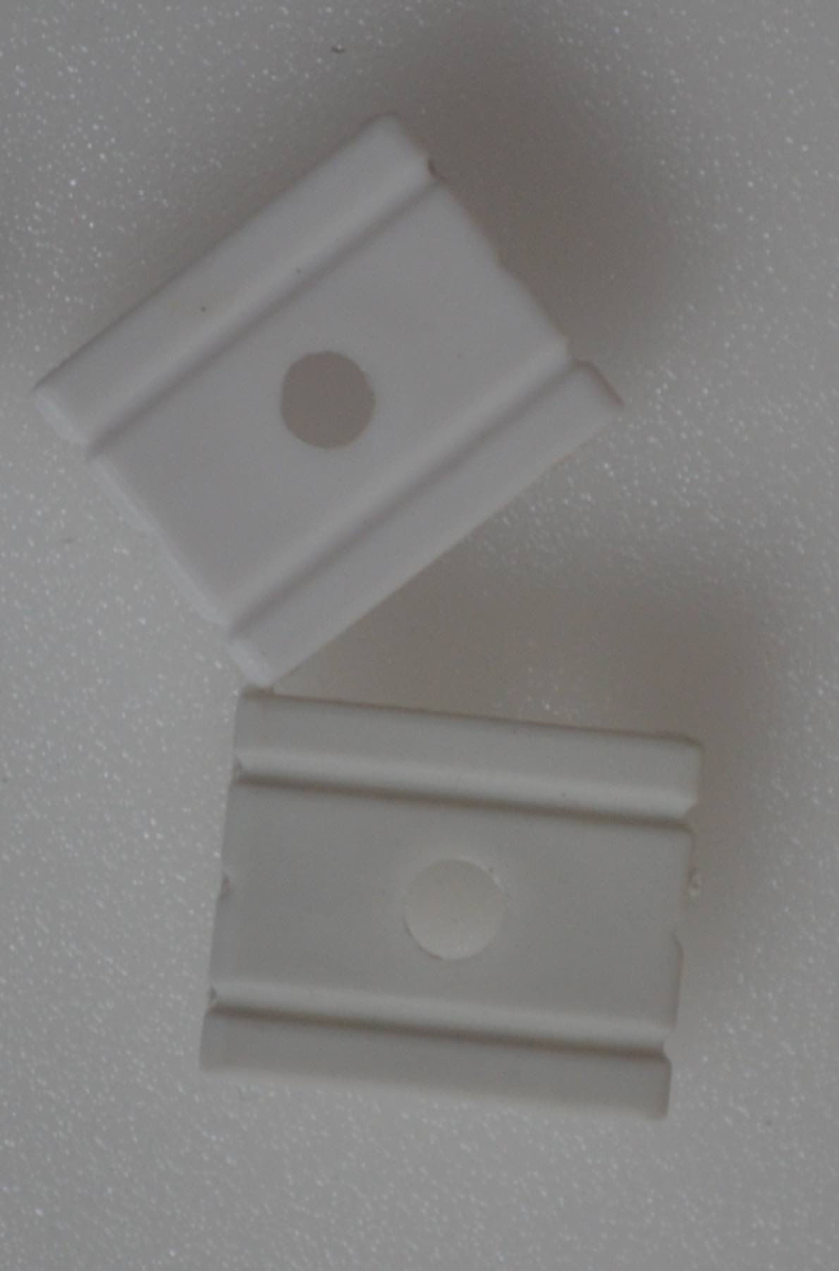 GANCIO DI FISSAGGIO IN PVC PER PROFILO ALLUMINIO LEGGERO / ALETTE / STRIP 220V