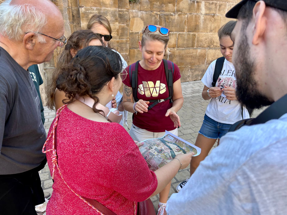 L'équipe élabore sa stratégie autour d'un plan ancien de Metz.