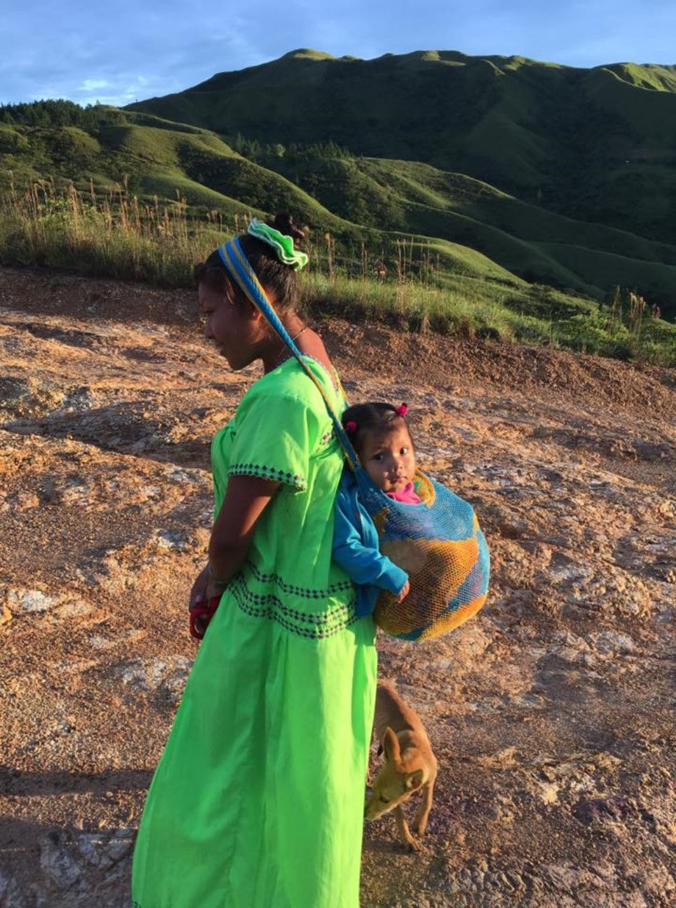 A mother carrying her baby. Una madre cargando su bebé. 