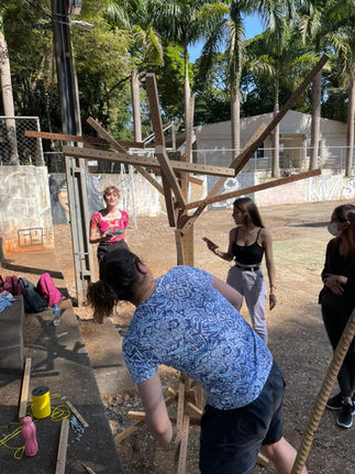 Pessoas - Maria, Mafer, Heloisa e oCalouroMetaverso - construindo uma estrutura de madeira em forma de árvore, a copa já estava estruturada.
