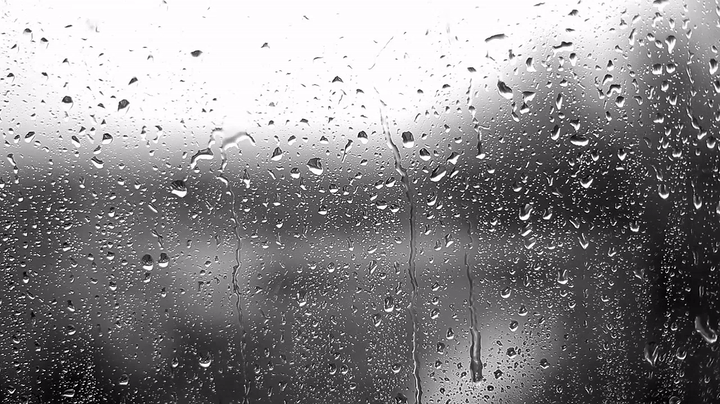  Trata-se de um arquivo tipo-gif, em câmera preto e branco, mostrando a superfície do vidro de uma esquadria com gotículas da tranquila chuva que cai lá fora – está animação representa a água e é fundo de meus projetos acadêmicos.