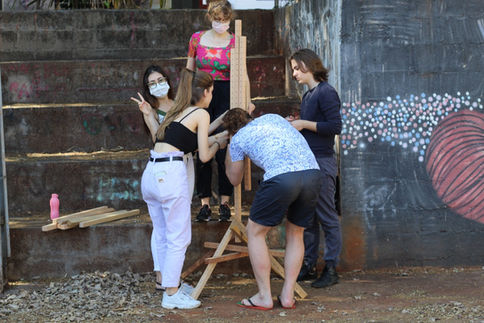 Jovens - Maria, Heloisa, Mafer, Guilherme e Carlos - montando estrutura de madeira para árvore artística, agora estruturando o caule.