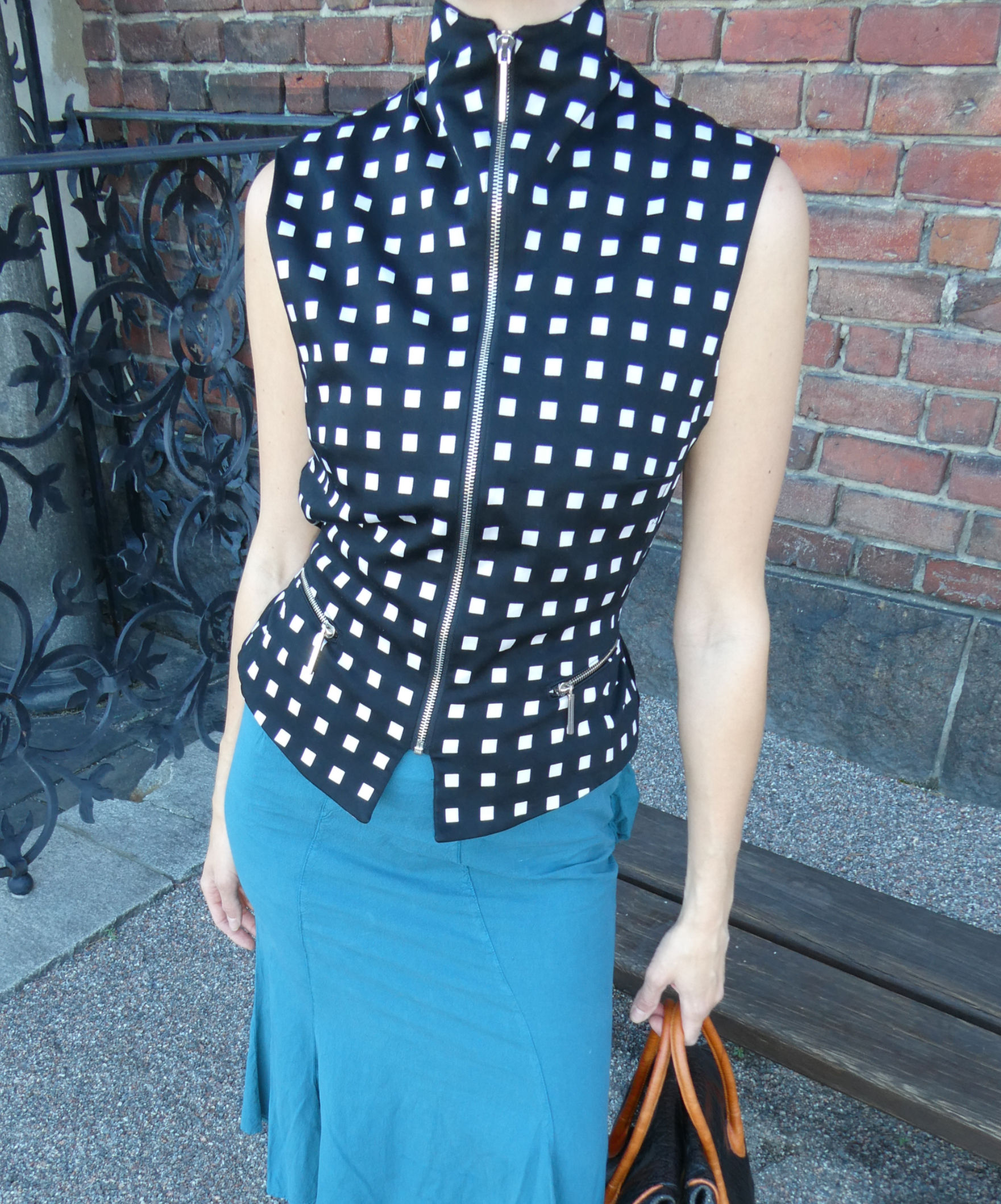 Black & White Square Print Vest – M
