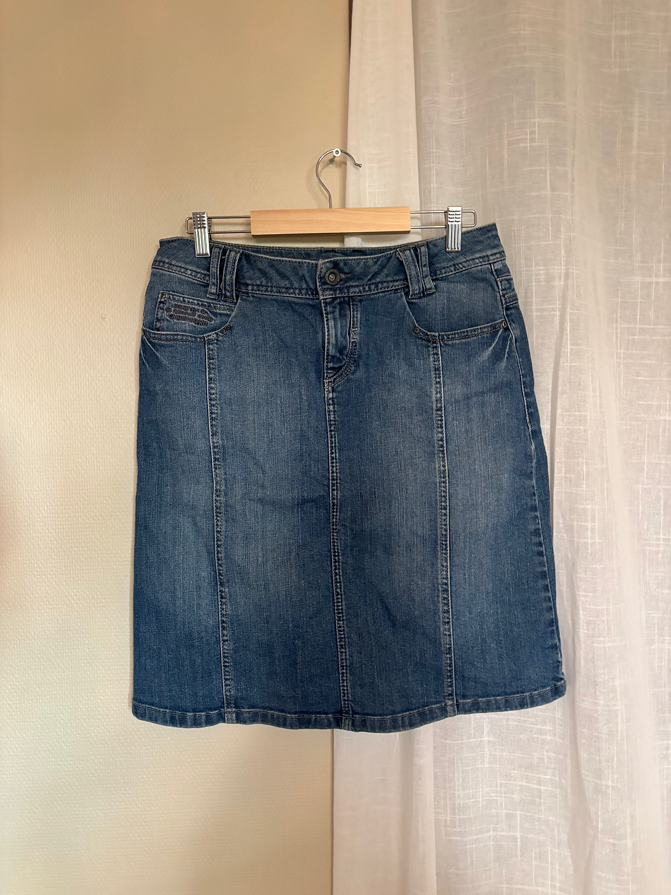 Thumbnail: Low-Rise Denim Midi Skirt – M
