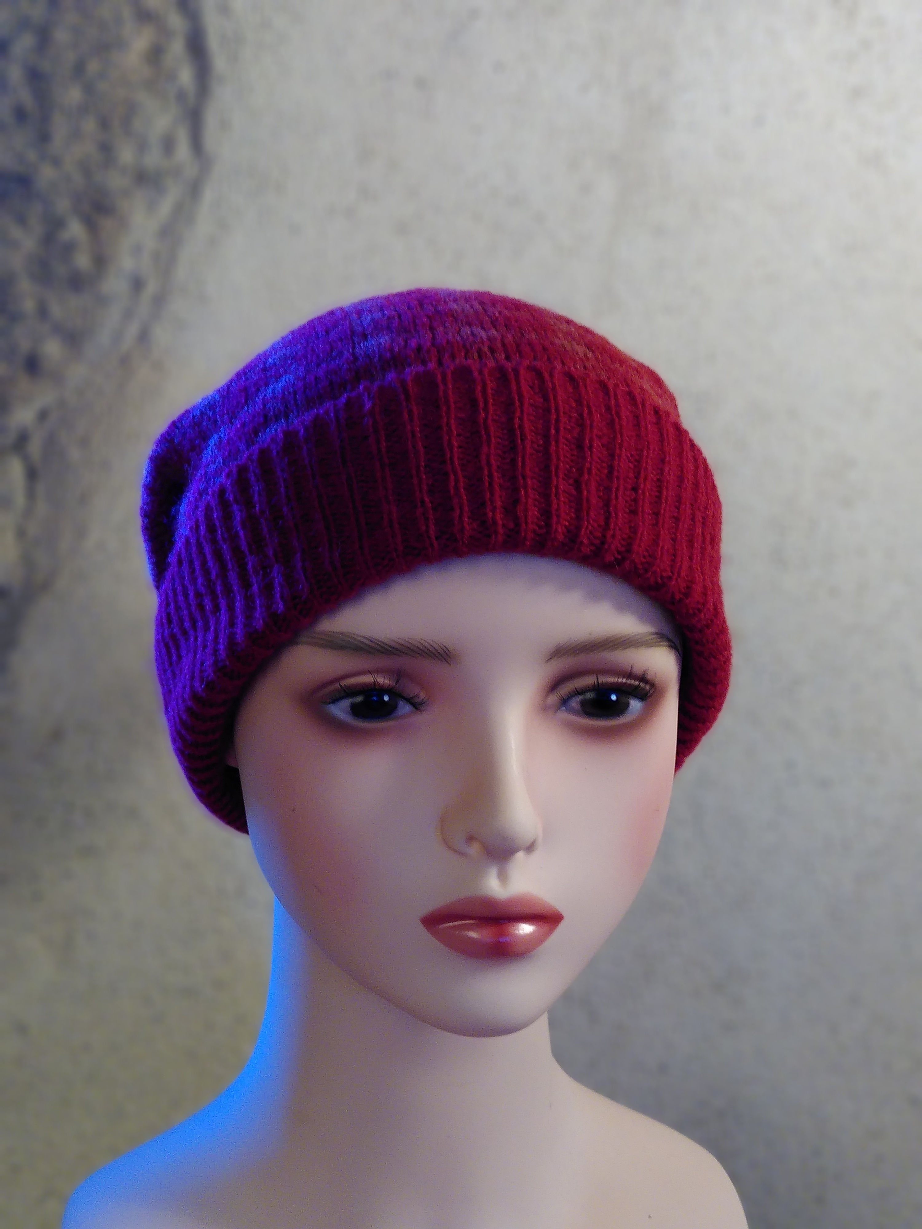 Bonnet rouge et rose Motif Jacquard