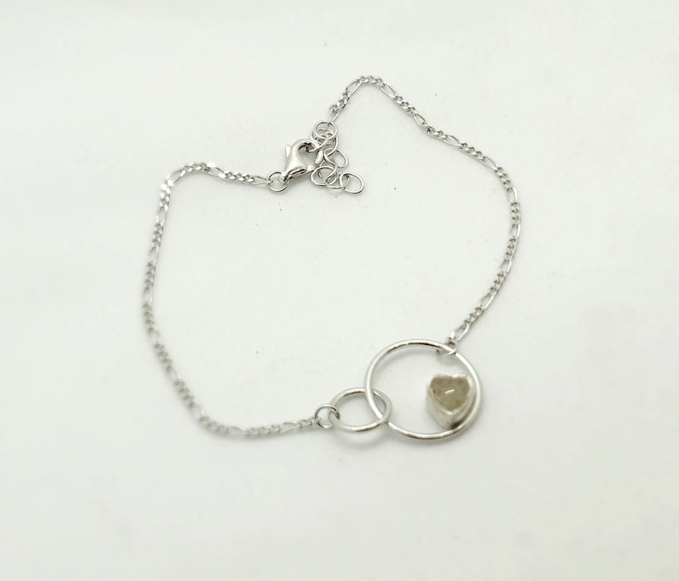 Thumbnail: Zilveren armband twee rondjes met koestersteentje