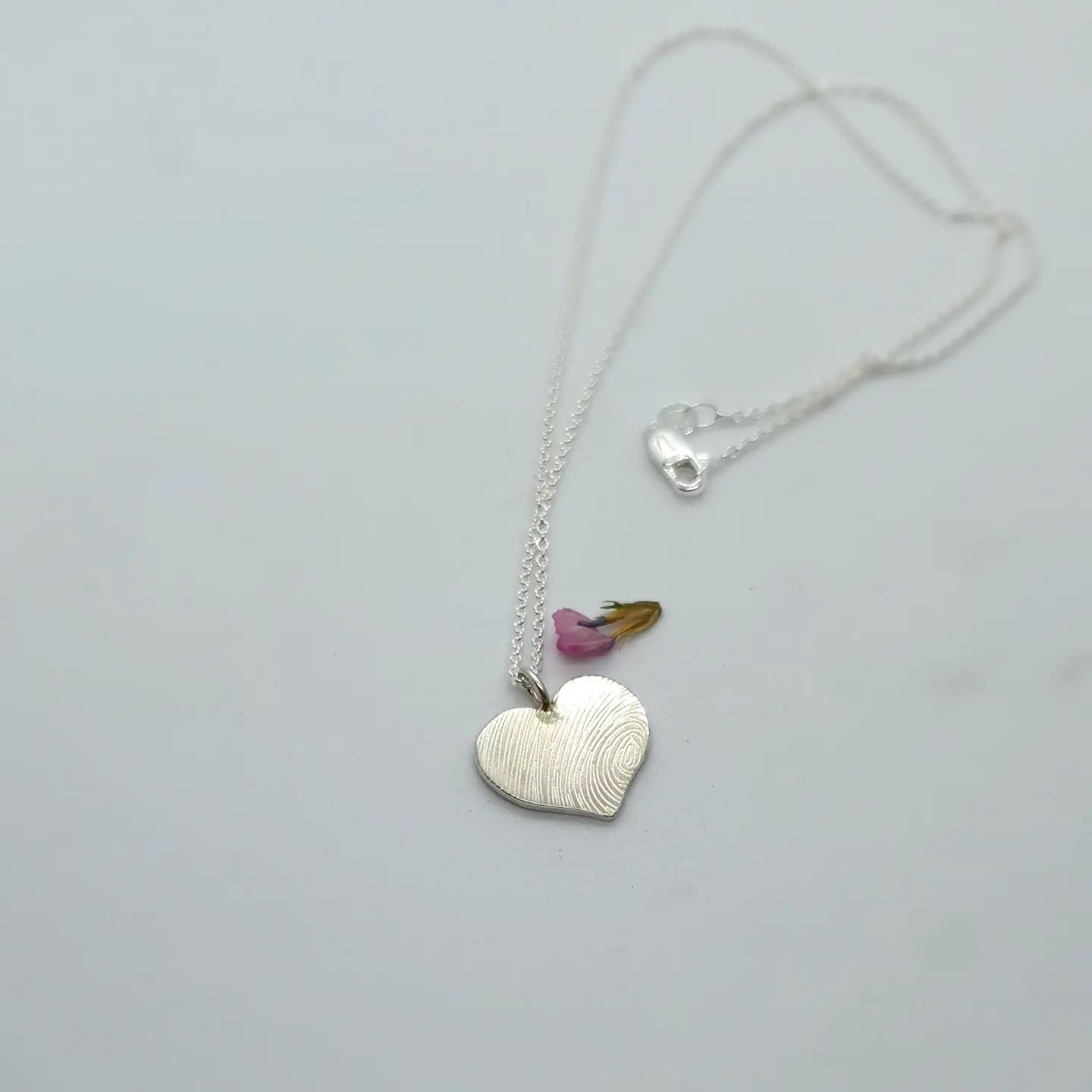 Koester hartje gegraveerd vingerafdruk