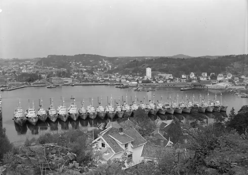 Gammelt bilde fra Hvalfangertiden med hvalbåter ved Huvik Brygge