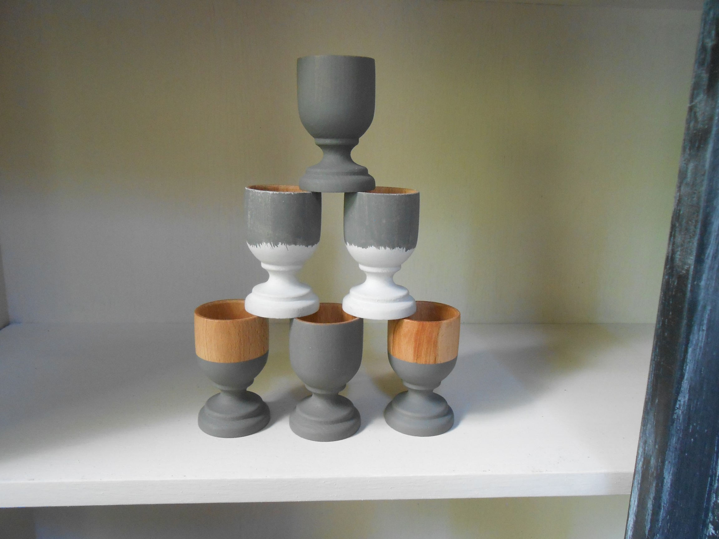 6 Coquetiers en bois peints à la main, eco design. Par 6