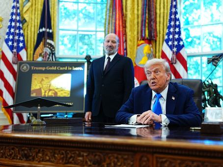 TRUMP ANUNCIA CAMBIOS EN VISAS: SE COBRARÁ POR H-1B Y PRESENTA LA “TARJETA DORADA”