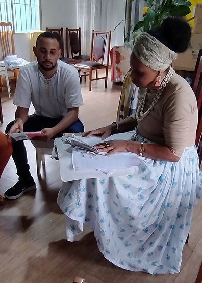 Mãe Zana e Bryan olhando os documentos.jpg
