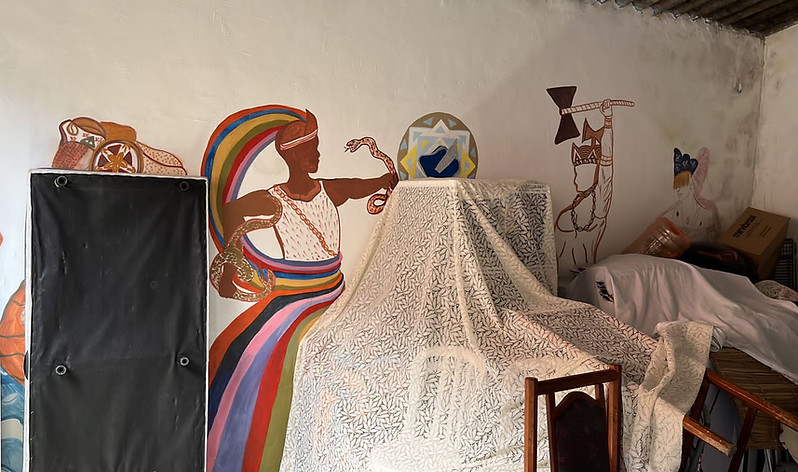 Interior do Ilê com pinturas e as coisas cobertas.JPG