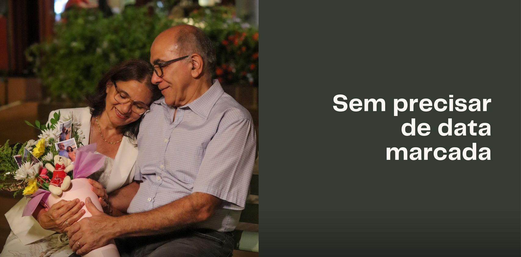 Casal com flores, abraçados. Com texto: Sem precisar de data marcada. Amor e carinho.