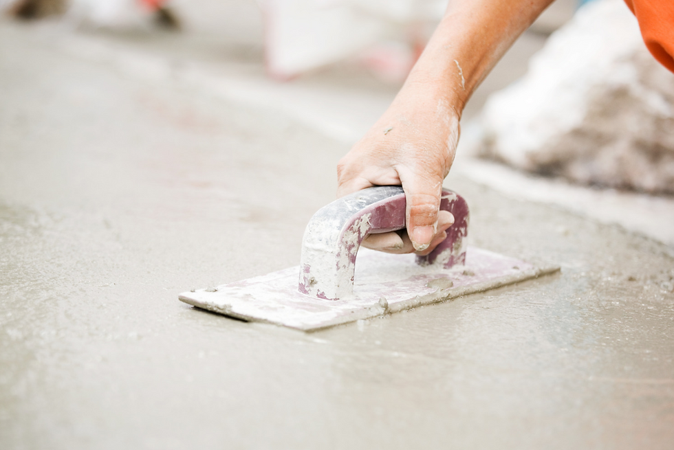 Presis betongarbeid for solid konstruksjon på anleggsområde.