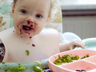 5 Sinais que indicam que o Bebê está pronto para começar a Introdução Alimentar