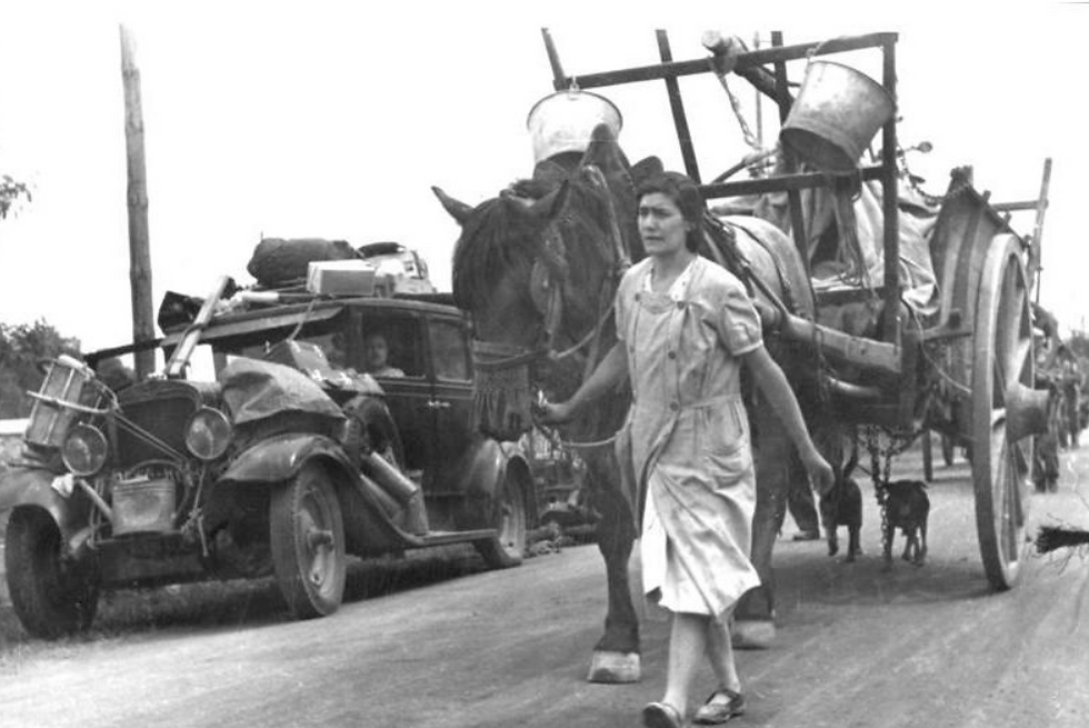 Embouteillages mêlant voitures et charrettes pendant l'exode de 1940 (source : Gallica-Bnf)
