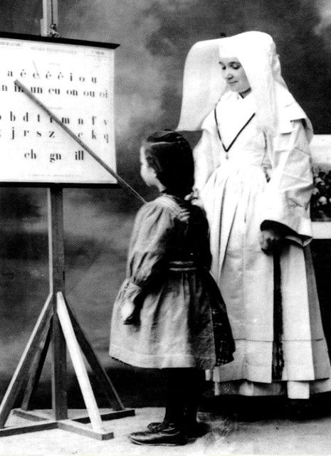 L’apprentissage de la lecture par les « Soeurs blanches », non daté (source : InfosBretagne)