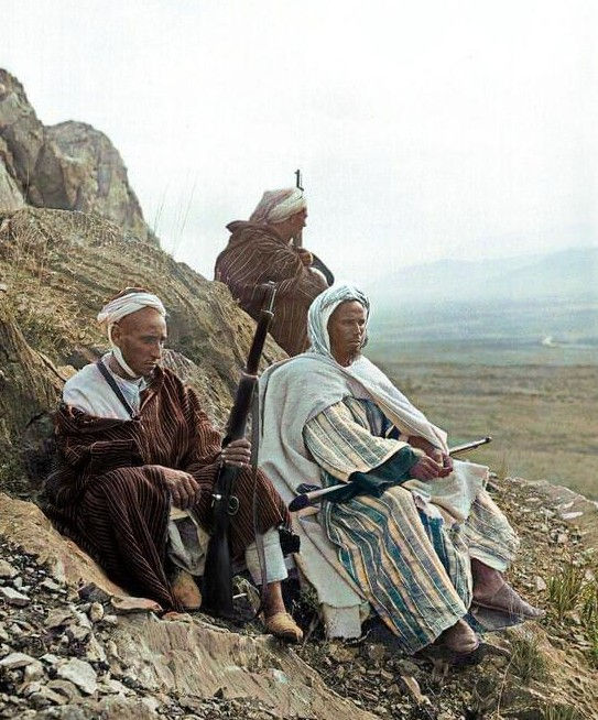 Guerriers Rifains pendant la guerre du Rif, entre 1921 et 1926
(source : Nord Africaines le Blog)