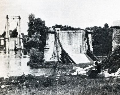 Le pont de Gennes après sa destruction le 19 Juin 1940 
(source : « L'Anjou », revue trimestrielle. Septembre 1990)
