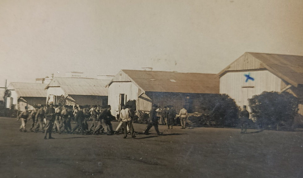 Recto d’une carte postale montrant une section du 1er R.C.A à l’entraînement (source : Archives familiales)