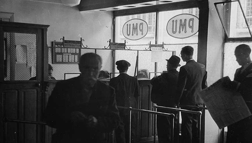 Un guichet du Pari Mutuel Urbain dans les années 1930
(source : Archives du PMU)
