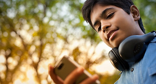 Niño que controla su teléfono