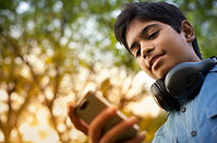 Un adolescent utilise un smartphone