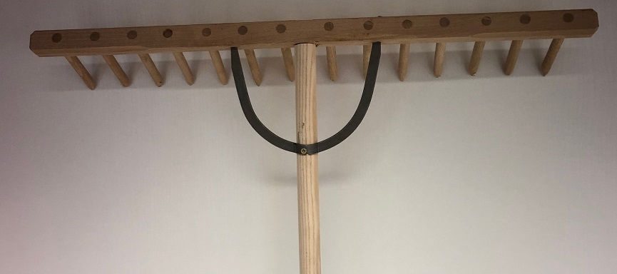 Wiesenrechen, Heurechen, mit 14 Holzzähnen  und Eschenstiel 1800 mm.
