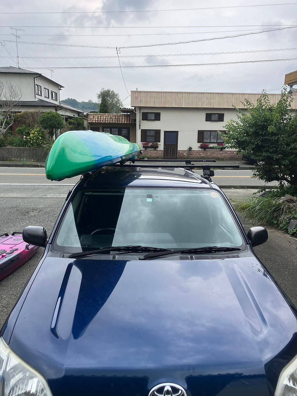 カヤックを車に積むときは、運転席側に積むことを推奨しています。