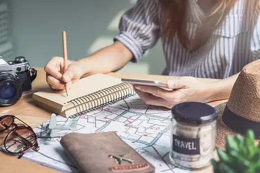 Mloda-kobieta-opracowujaca-plan-podrozy-1024x683.jpeg.webp