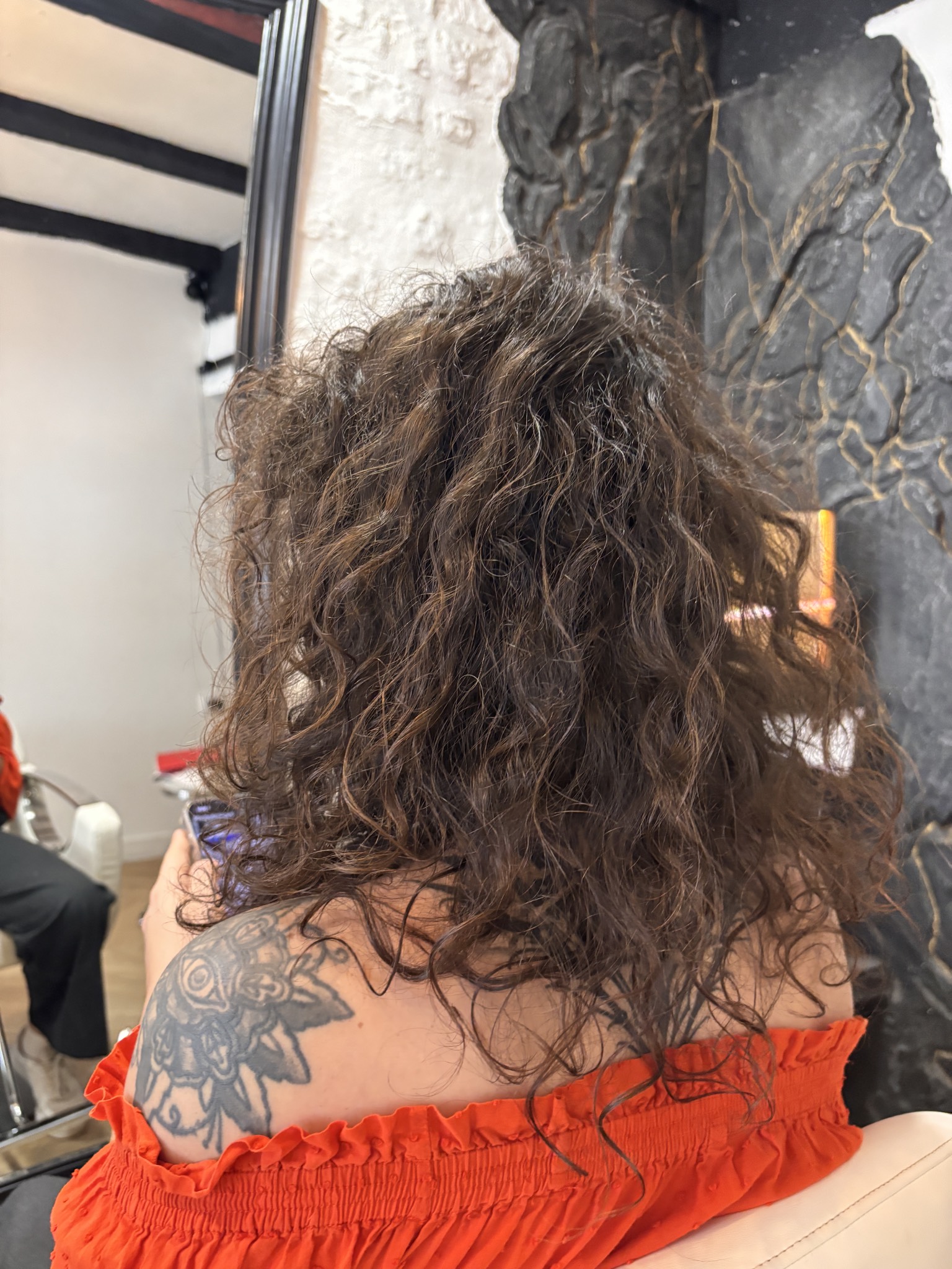 Vue de dos, cheveux bouclés